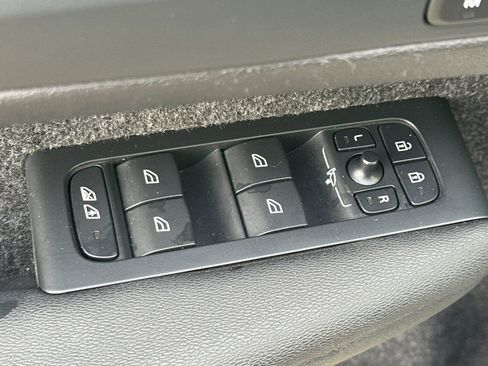 Certified 2023 Volvo XC40 Recharge Plus image 16