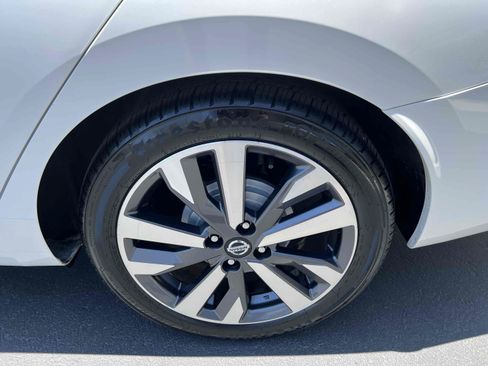 Used 2020 Nissan Versa SR FWD image 44