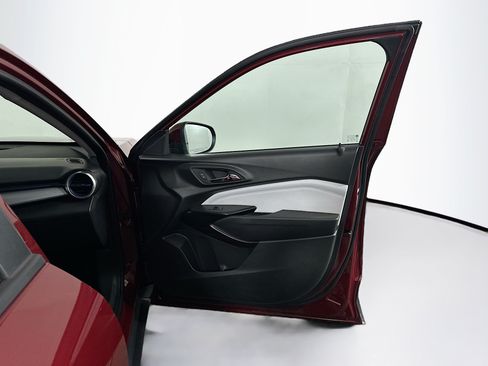 Used 2025 Chevrolet Trax LT FWD image 30