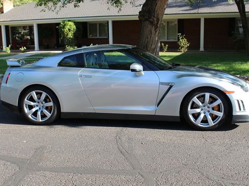 Used 2009 Nissan GT-R Premium AWD/4WD image 3