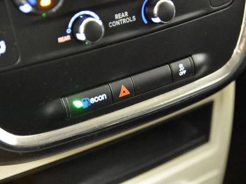 Used 2018 Dodge Grand Caravan SE w/ UConnect Hands-Free Group FWD image 30