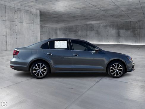 Used 2017 Volkswagen Jetta SE image 6