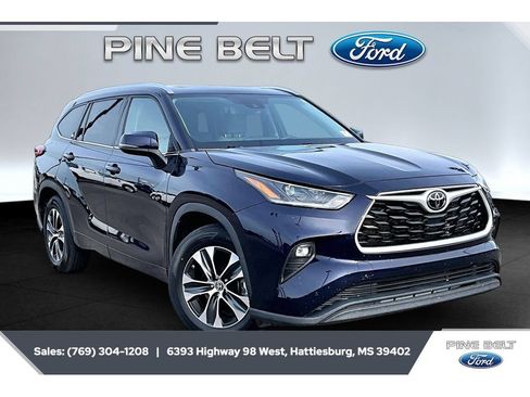 Used 2021 Toyota Highlander XLE FWD image 1