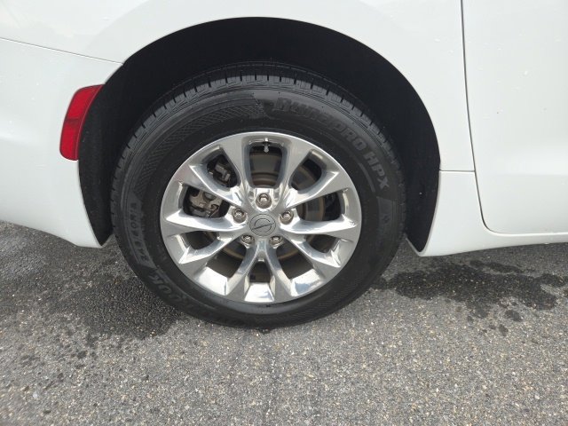 Used 2022 Chrysler Pacifica Touring-L w/ Uconnect Theater Family Group AWD/4WD image 30