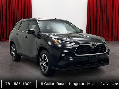 Used 2023 Toyota Highlander XLE image 3