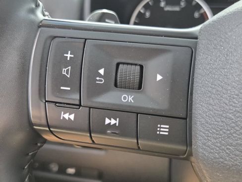 Used 2025 Nissan Rogue SV FWD image 31