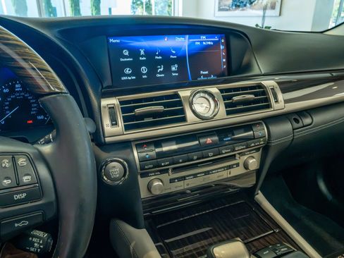 Used 2016 Lexus LS 460 w/ Comfort Package RWD image 18