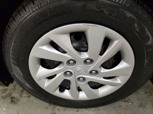 Used 2017 Hyundai Elantra SE image 28