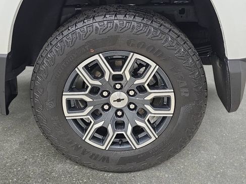 Used 2024 Chevrolet Colorado Z71 AWD/4WD image 30