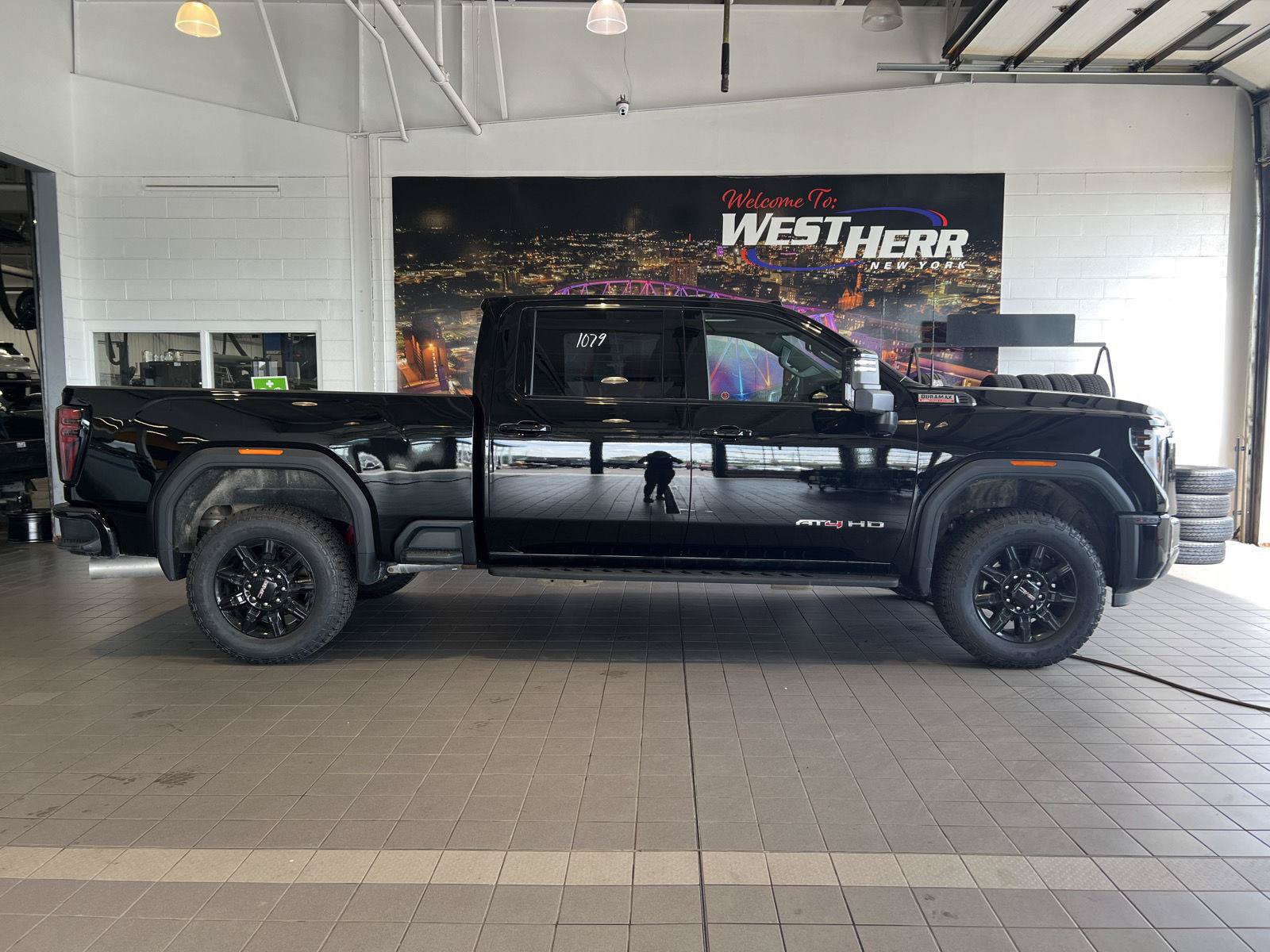 Used 2025 GMC Sierra 2500 AT4 w/ AT4 Premium Plus Package AWD/4WD image 9