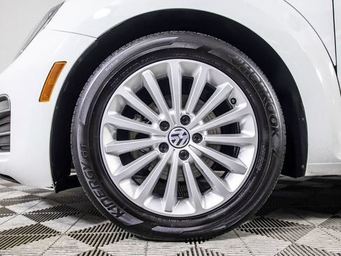 Used 2019 Volkswagen Beetle 2.0T SE FWD image 40