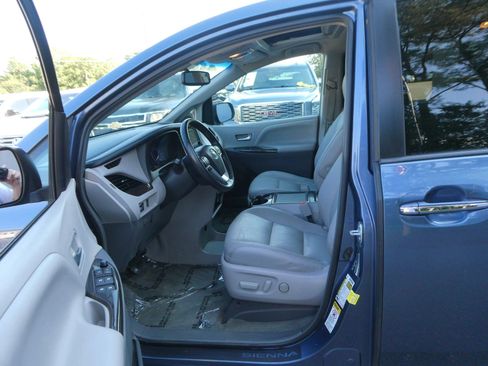 Used 2015 Toyota Sienna XLE FWD image 14