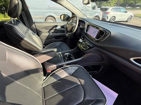 Used 2026 Chrysler Pacifica Limited FWD image 11