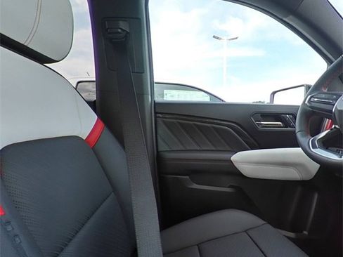 Used 2024 GMC Canyon AT4X image 29