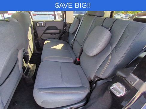 Used 2025 Jeep Wrangler Unlimited Sahara image 27