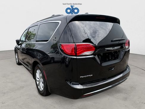 Used 2017 Chrysler Pacifica Touring-L FWD image 5