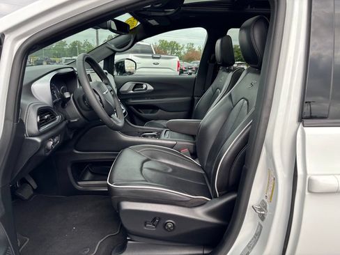 Used 2025 Chrysler Pacifica Limited FWD image 15