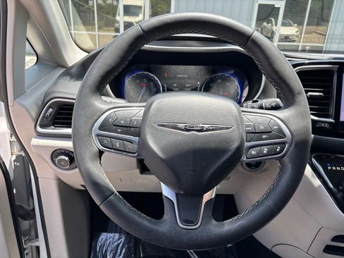 Used 2023 Chrysler Pacifica Touring-L FWD image 15