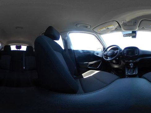 Used 2025 Kia Soul LX w/ LX Technology Package FWD image 42
