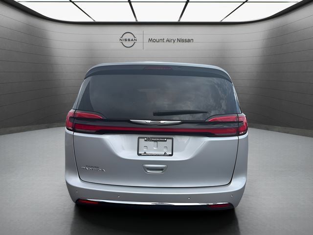 Used 2024 Chrysler Pacifica Touring-L FWD image 5