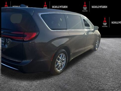 Used 2023 Chrysler Pacifica Touring-L FWD image 3