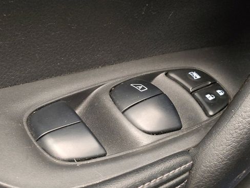 Used 2020 Nissan Rogue SV image 27