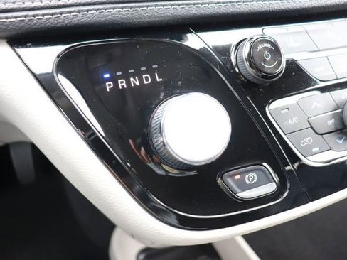 Used 2023 Chrysler Pacifica Touring-L FWD image 17