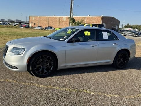 Certified 2022 Chrysler 300 Touring w/ Sport Appearance Package image 3