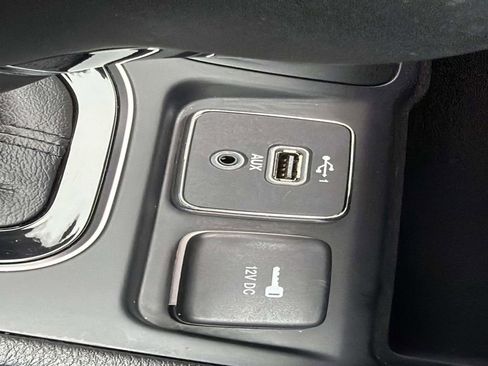 Used 2021 Jeep Cherokee Latitude Plus AWD/4WD image 32
