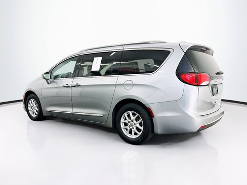 Used 2020 Chrysler Pacifica Touring-L FWD image 5
