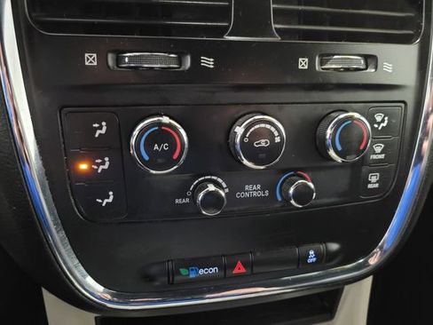 Used 2019 Dodge Grand Caravan SXT w/ Rear Park Assist Package image 30