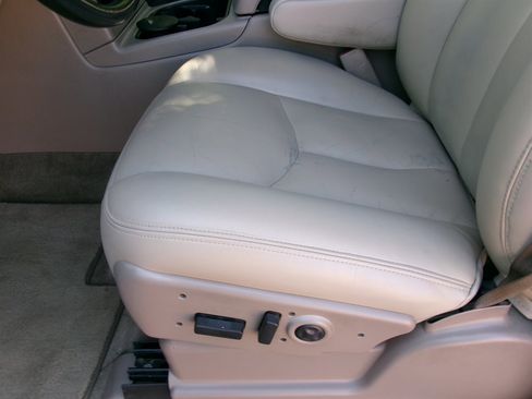 Used 2005 Chevrolet Suburban Z71 w/ Preferred Equipment Group image 12