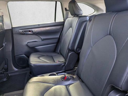 Used 2024 Toyota Highlander Limited image 18