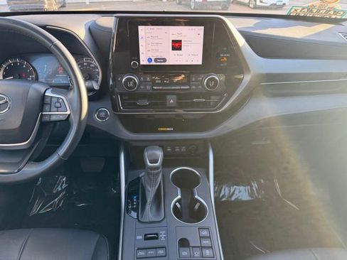 Used 2023 Toyota Highlander XLE AWD/4WD image 2