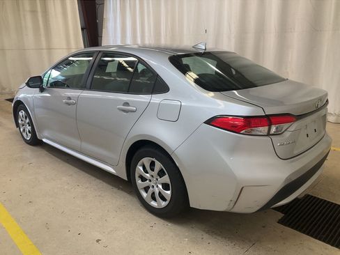 Used 2022 Toyota Corolla LE FWD image 3