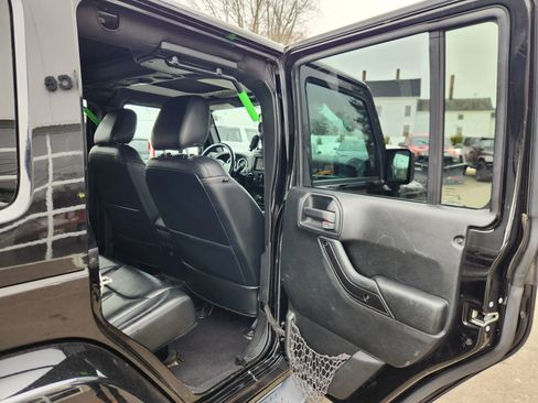 Used 2017 Jeep Wrangler Unlimited Sahara image 42