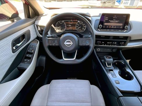 Used 2023 Nissan Rogue SV image 6