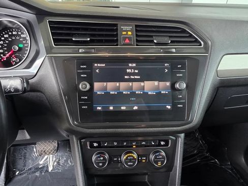 Used 2018 Volkswagen Tiguan SE AWD/4WD image 29