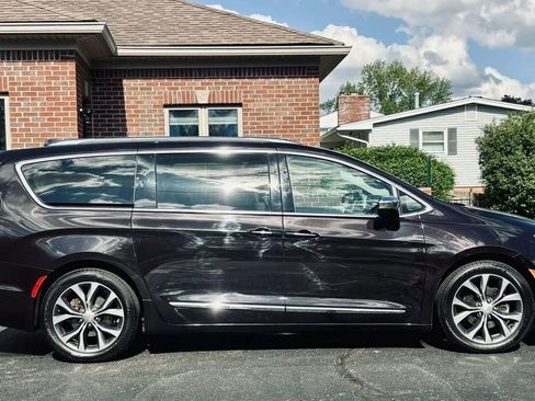 Used 2017 Chrysler Pacifica Limited FWD image 2