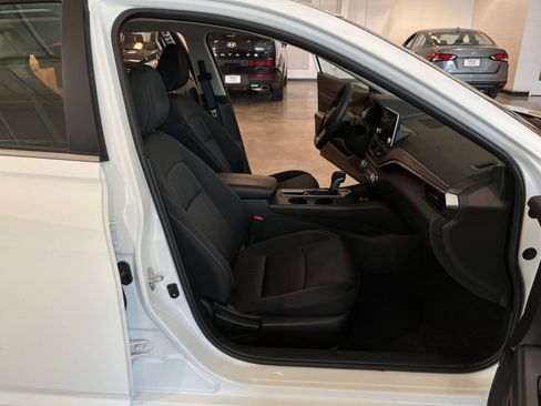 Used 2025 Nissan Altima 2.5 SV image 35