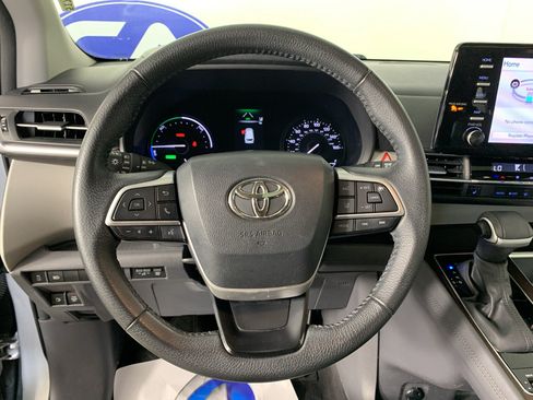 Used 2023 Toyota Sienna XLE FWD image 21