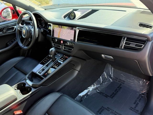 Used 2025 Porsche Macan AWD/4WD image 18