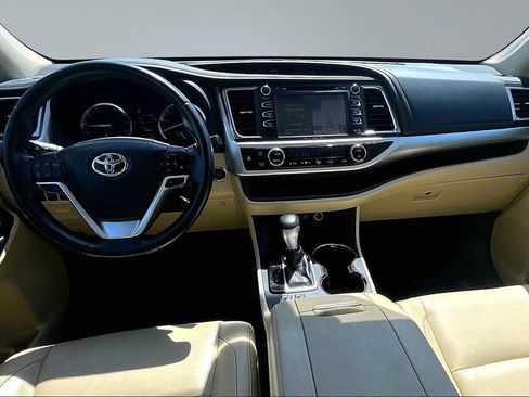 Used 2018 Toyota Highlander XLE AWD/4WD image 16