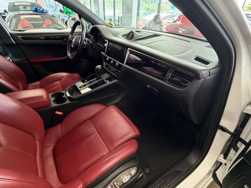 Used 2024 Porsche Macan Turbo AWD/4WD image 32