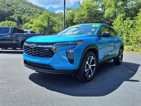 Certified 2025 Chevrolet Trax RS image 2