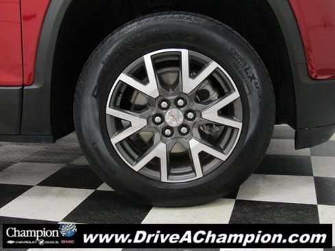 Used 2023 GMC Acadia SLE image 3