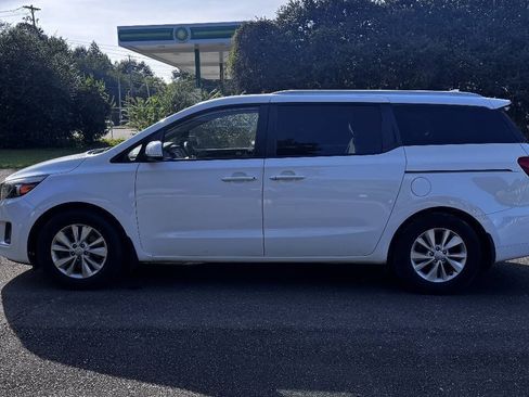 Used 2016 Kia Sedona LX w/ Option Group 020 FWD image 5