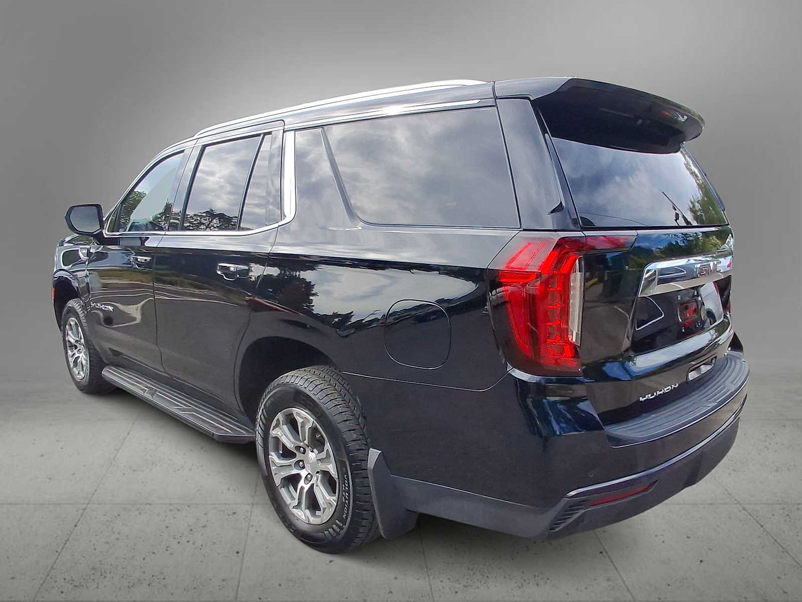 Used 2022 GMC Yukon SLE w/ Gmc Pro Safety Plus Package AWD/4WD image 6