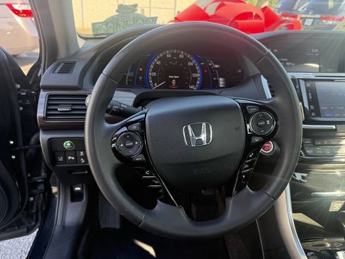 Used 2017 Honda Accord Touring image 11