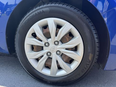 Used 2022 Hyundai Accent SE w/ Cargo Package FWD image 13